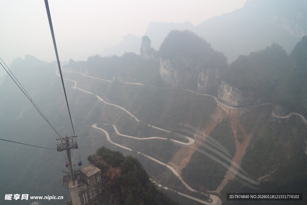 山间蜿蜒公路 云雾缭绕