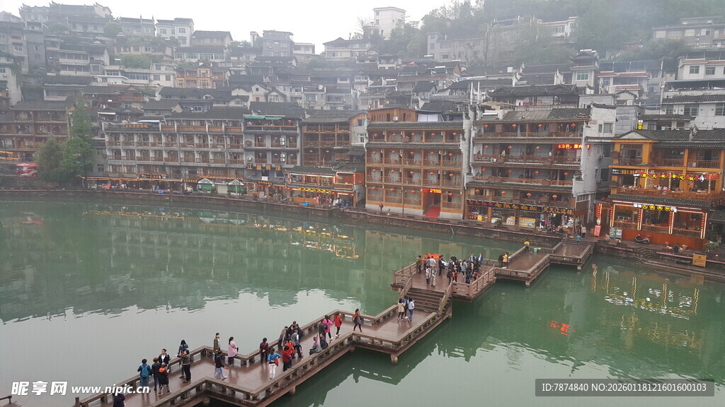 烟雨凤凰古城的水上廊桥