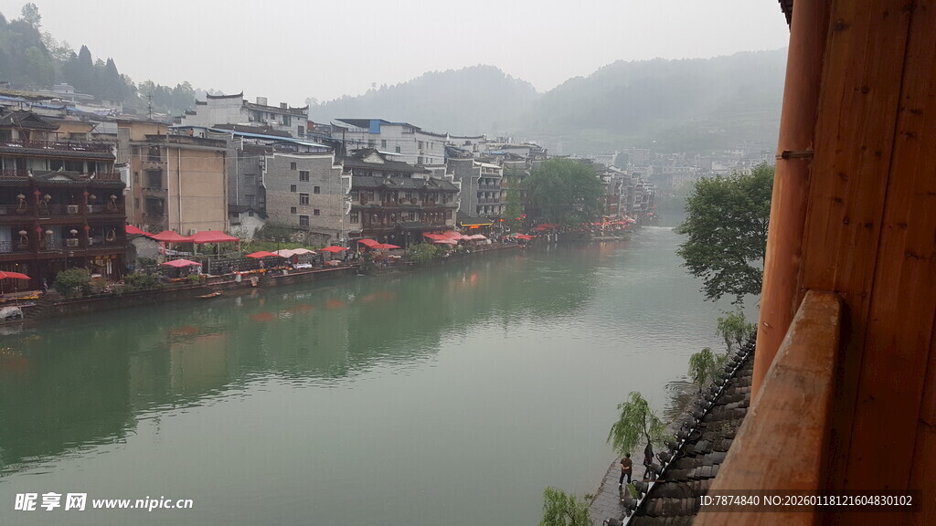 河畔古村景致