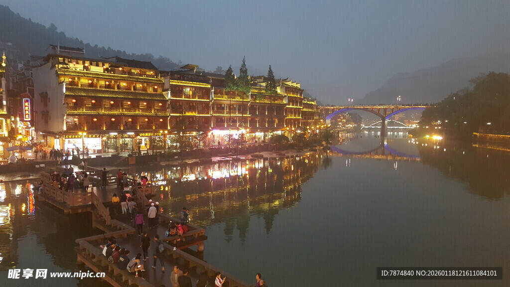 凤凰古城夜景河畔风光