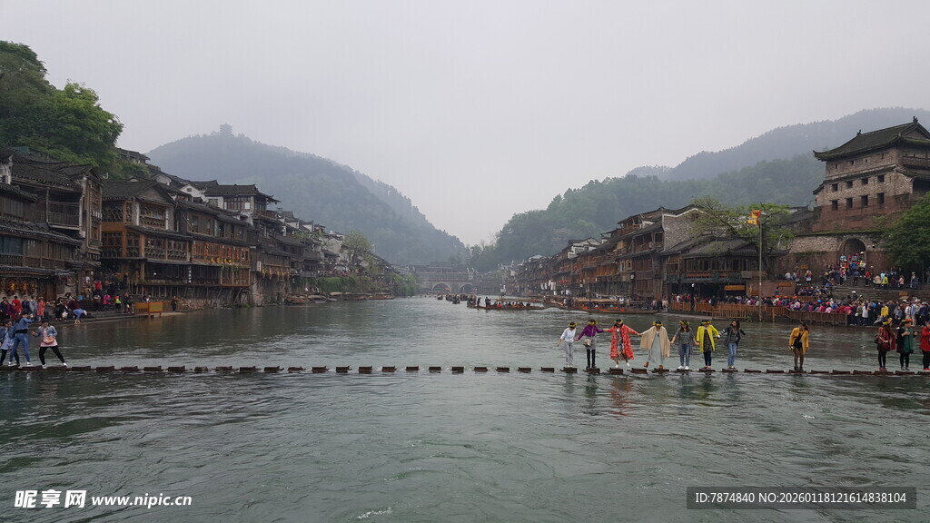 湘西凤凰古城河畔风景