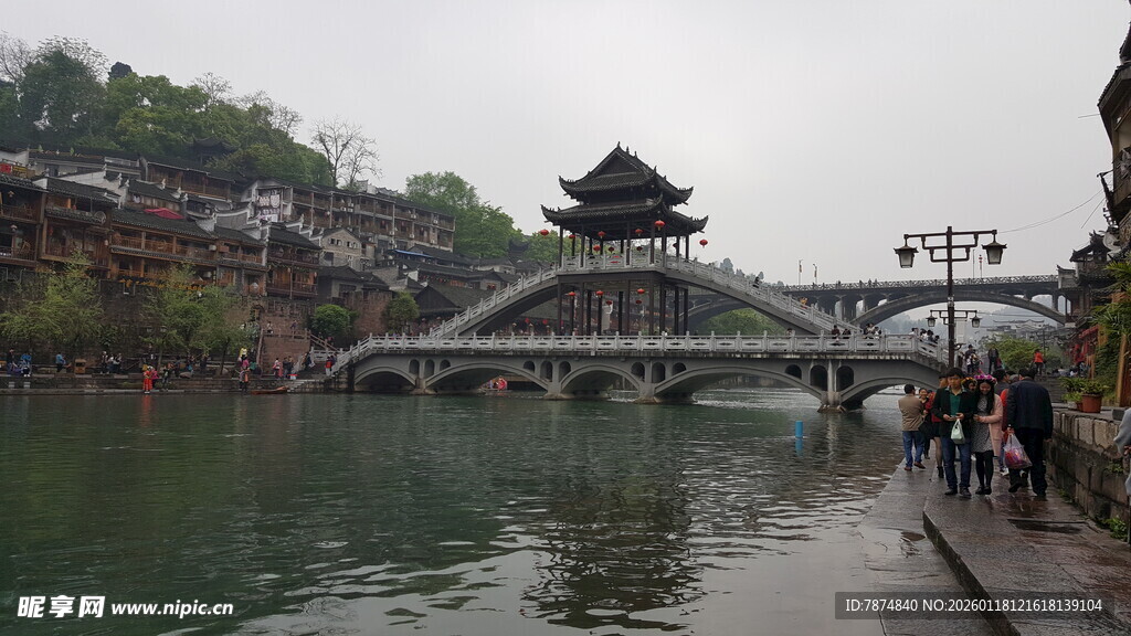 凤凰古城河畔古桥风景