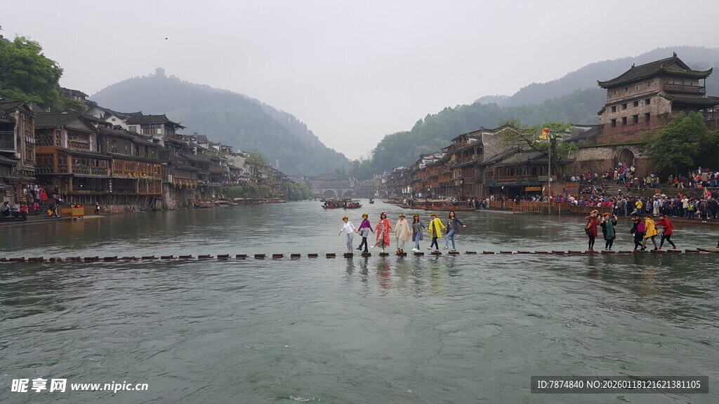 湘西水乡美景 游人漫步