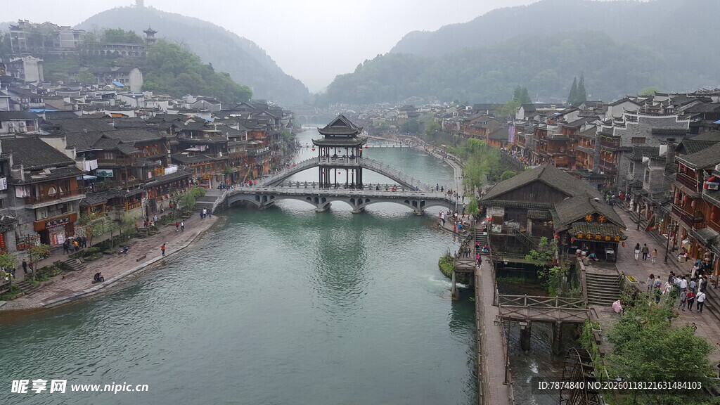 烟雨古镇 廊桥横跨绿水间