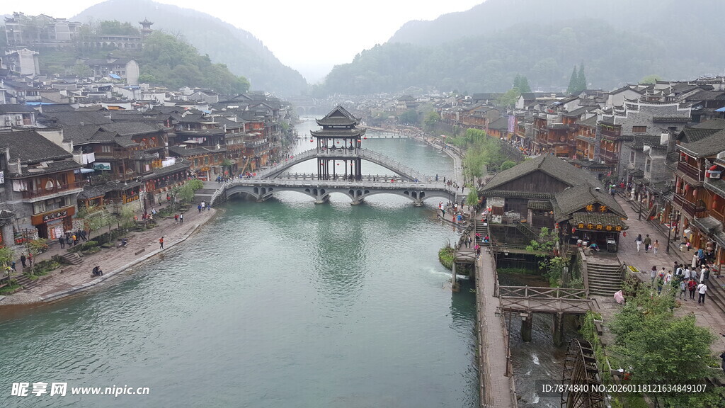 湘西古镇河畔风雨桥景观