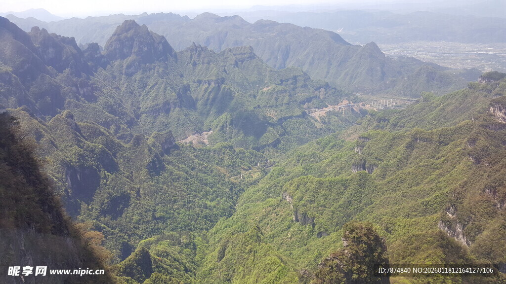 壮丽山峦俯瞰美景