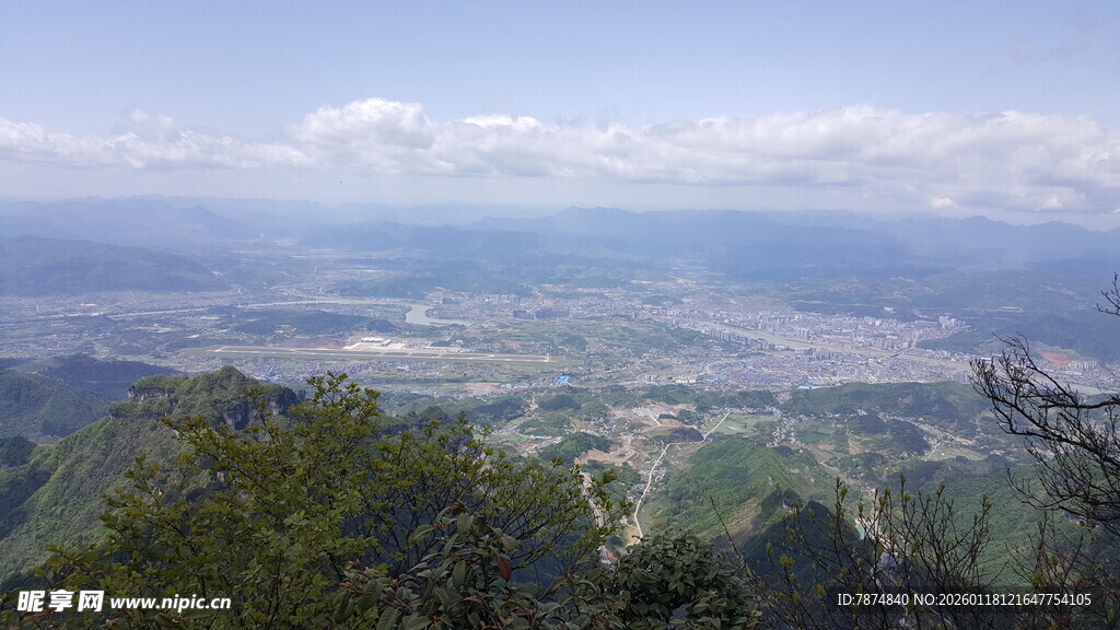 俯瞰壮丽山川城市景观
