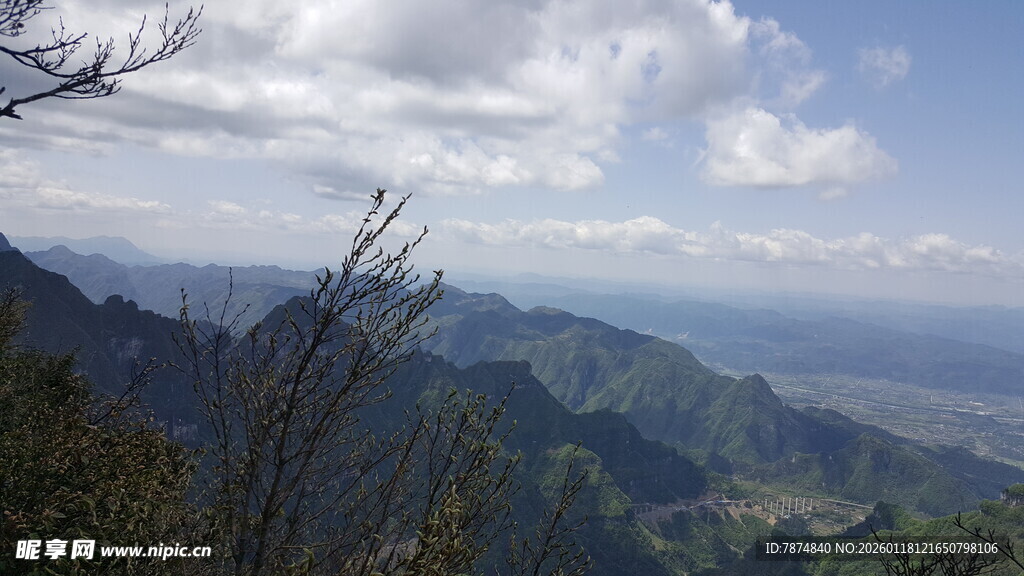 山峦云海间的壮美风光