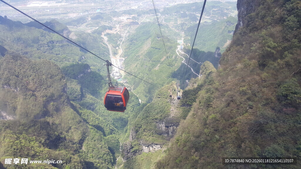 高空缆车穿梭于青山之间