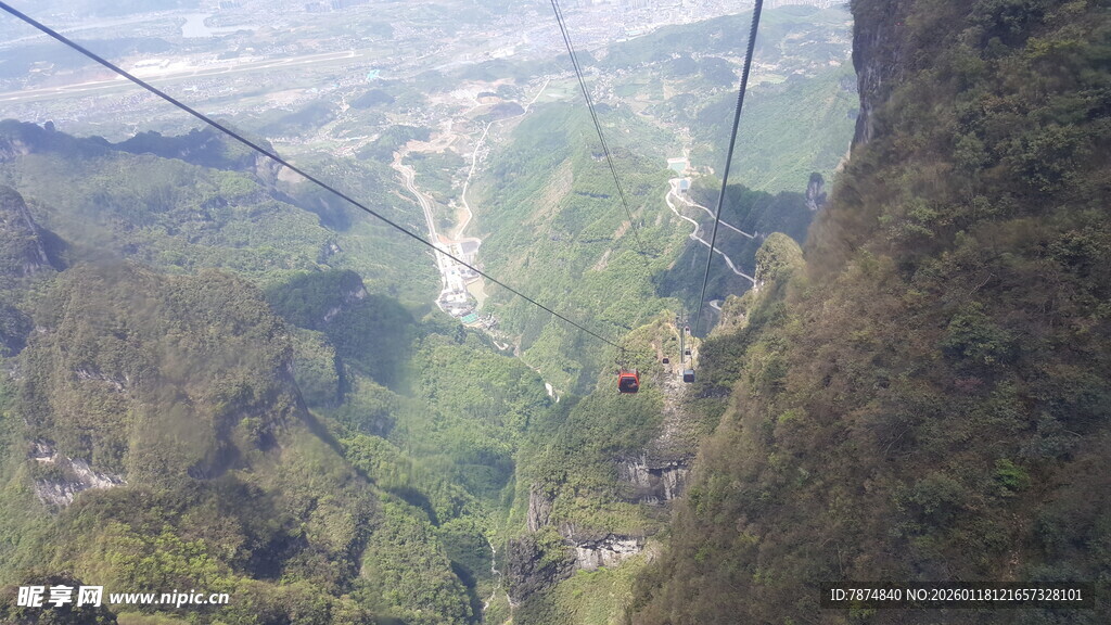 高空缆车俯瞰山间美景