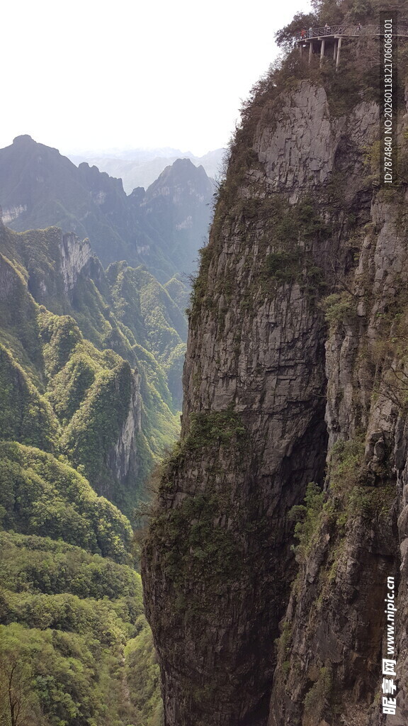 险峻山峰间的壮丽自然景观
