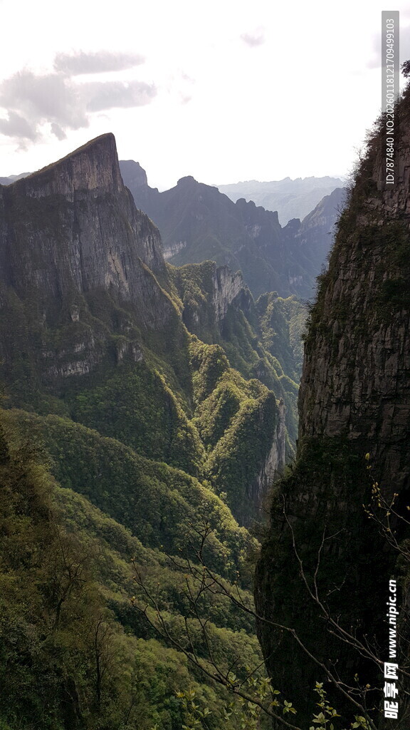壮丽山景 峡谷间绿意盎然