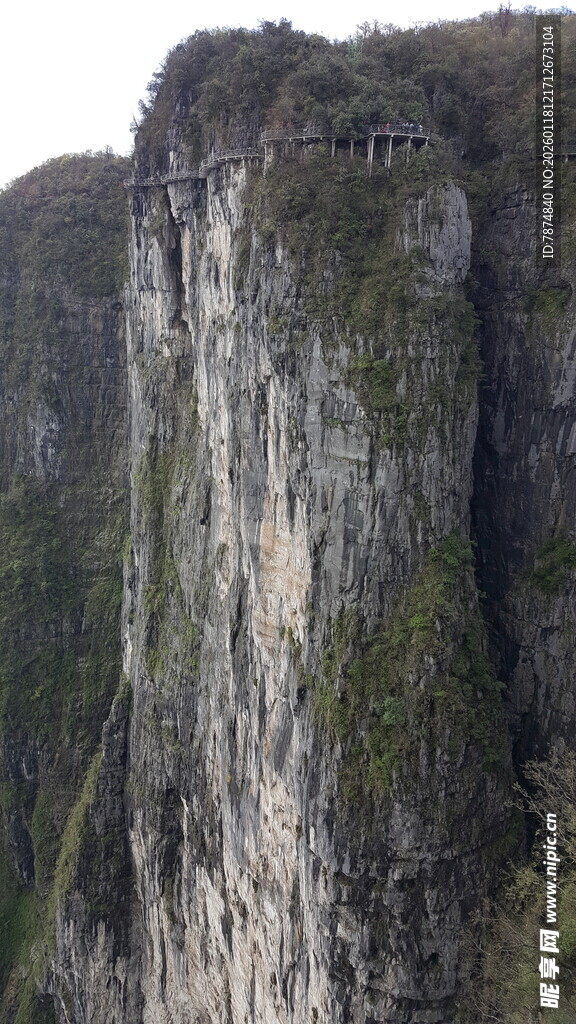 陡峭悬崖 尽显自然险峻