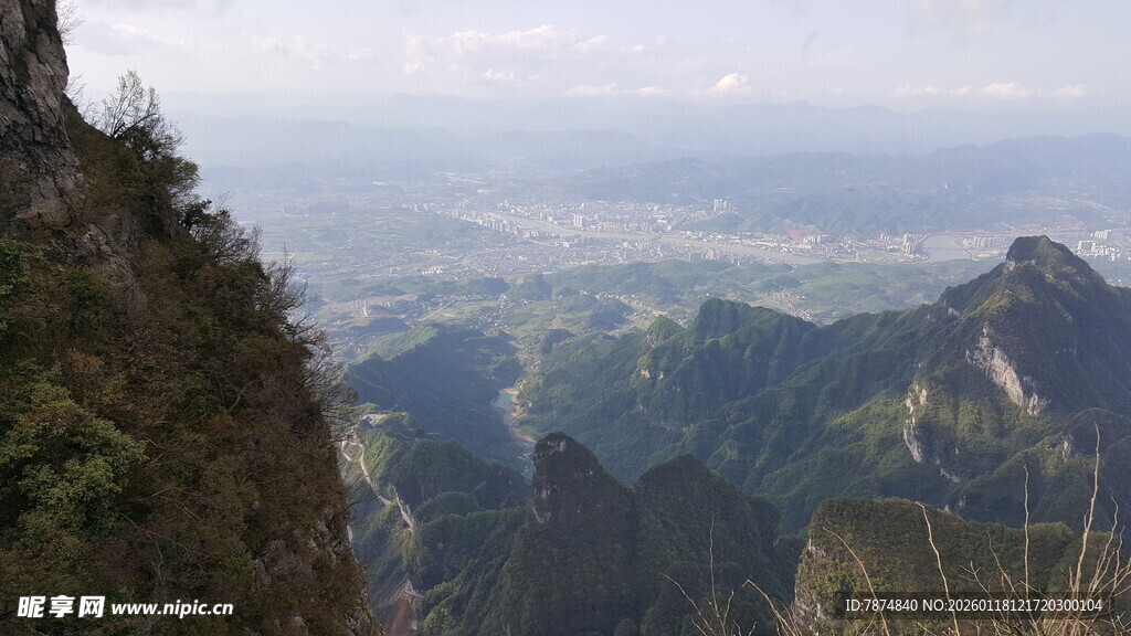 高山远眺壮丽山峦景色