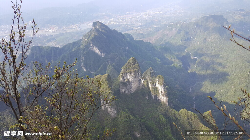 山峦叠翠的壮丽自然景观