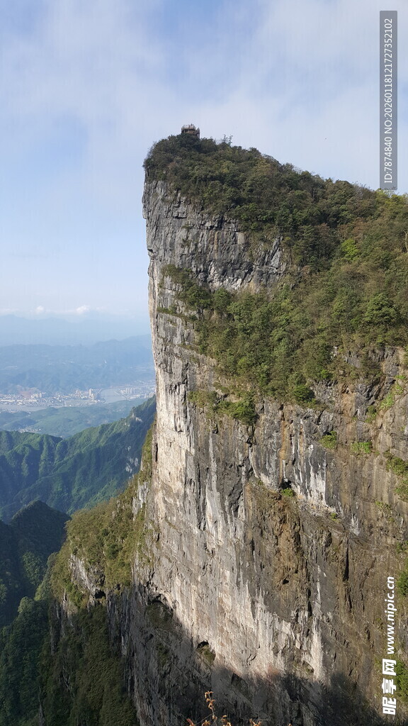 悬崖峭壁上的壮丽自然景观