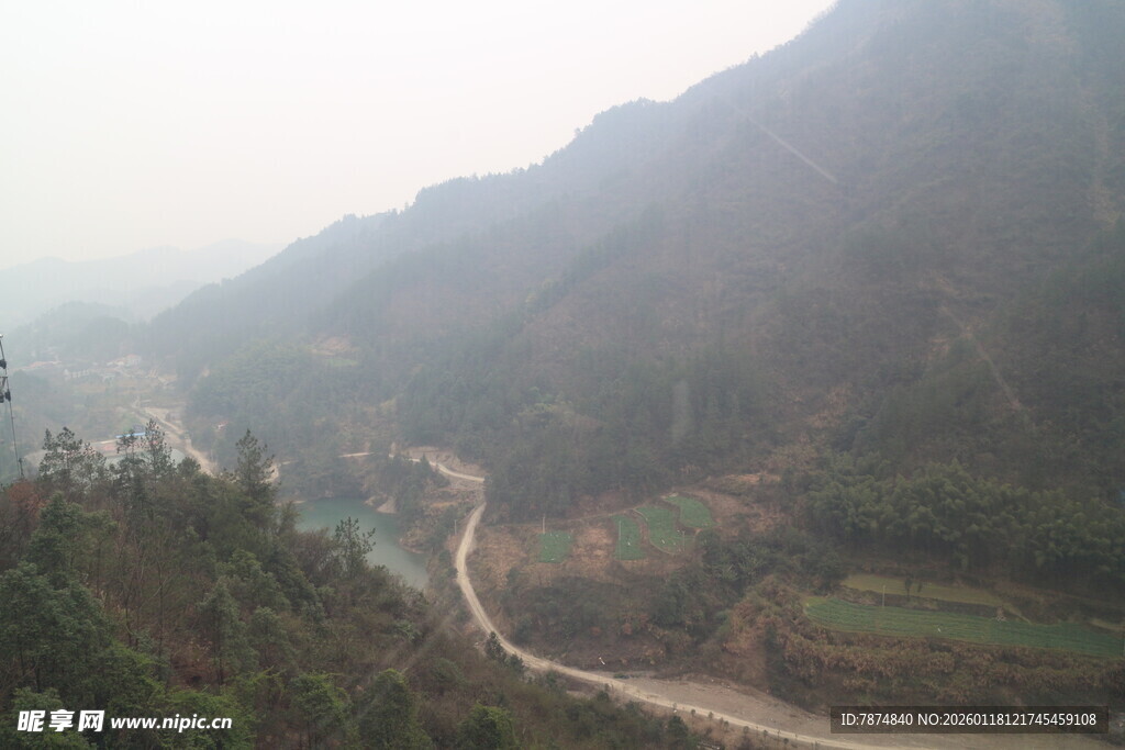 山间蜿蜒公路 朦胧美景