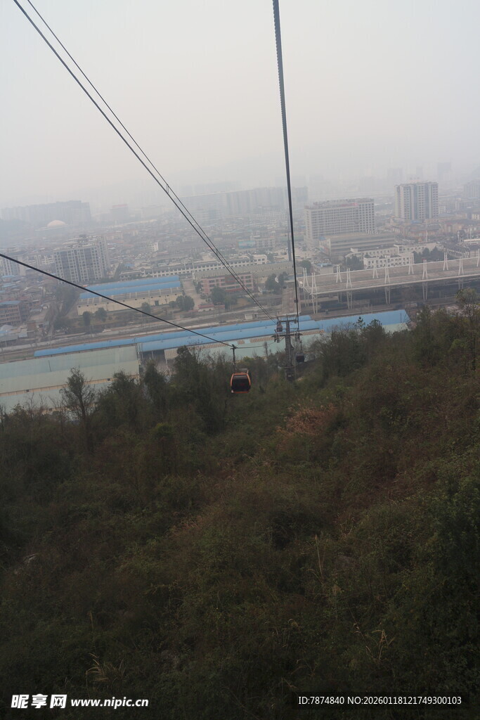 俯瞰城市与山林景观