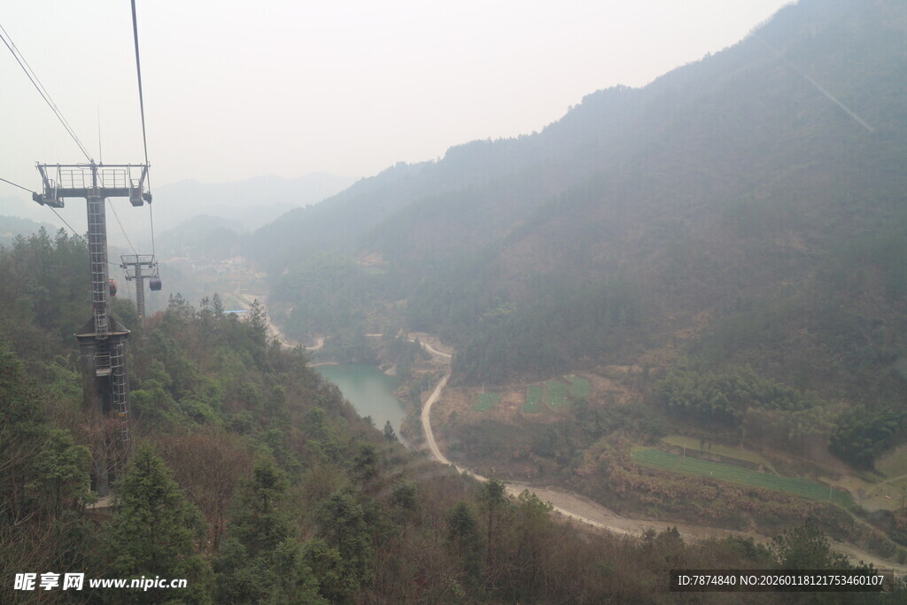 山间索道风景