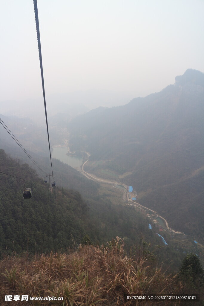 山间俯瞰朦胧河谷景色