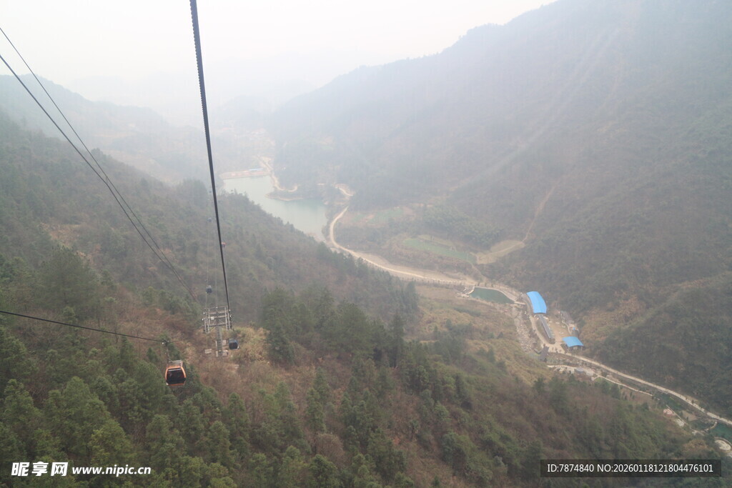 高空缆车俯瞰山间景色