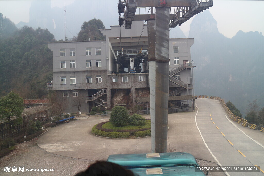 山间公路旁的建筑与设施