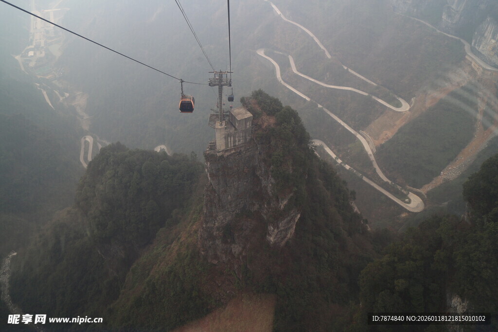 高空缆车穿梭于山峦之间