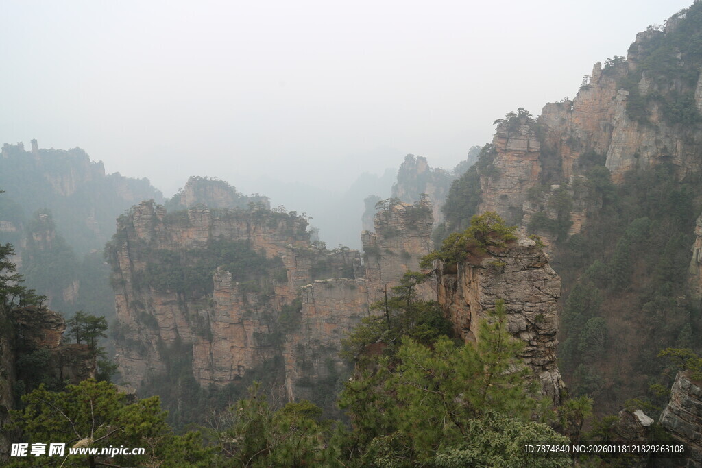 奇峰耸立的壮美山景