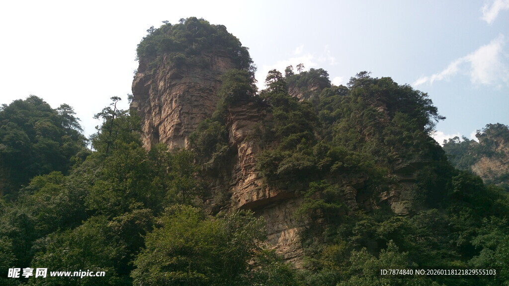 奇峰耸立山林间