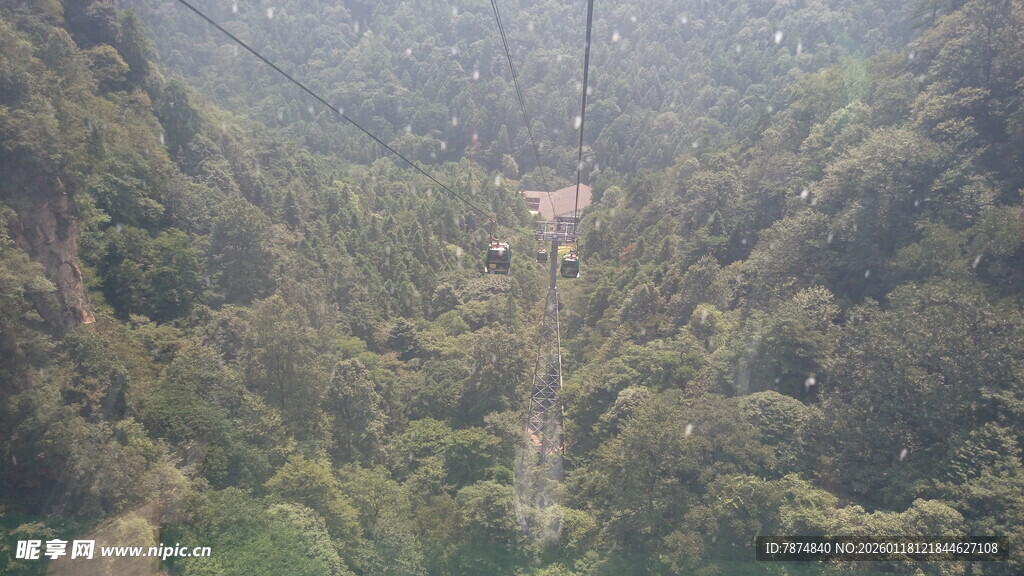 山间绿意盎然的静谧景致