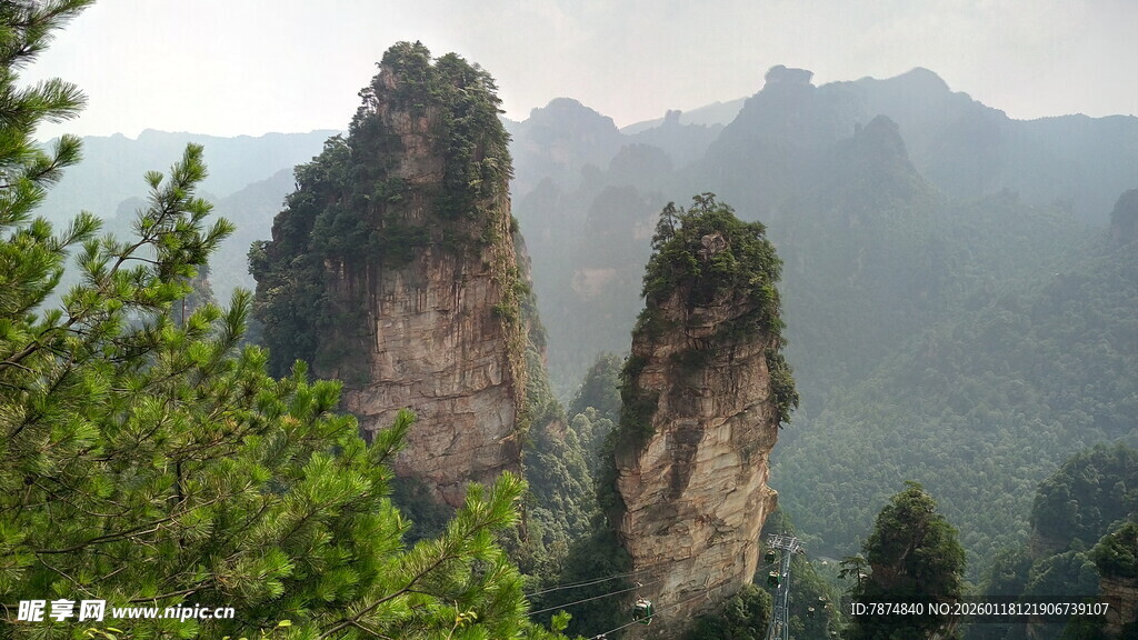 奇峰耸立的秀丽山间景色
