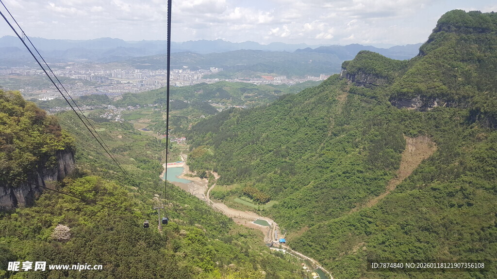 高空缆车穿梭于青山之间