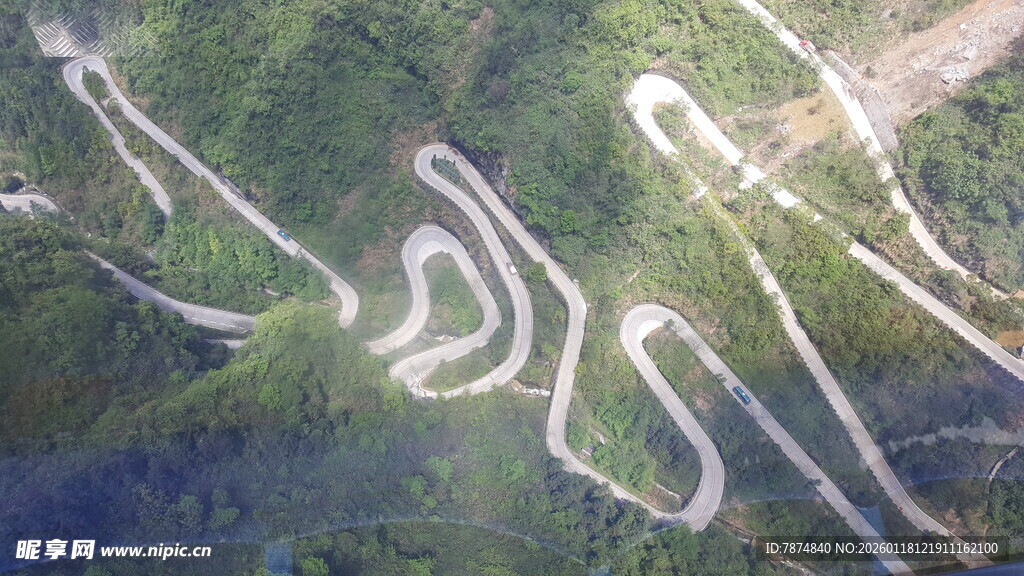 蜿蜒山间公路航拍图