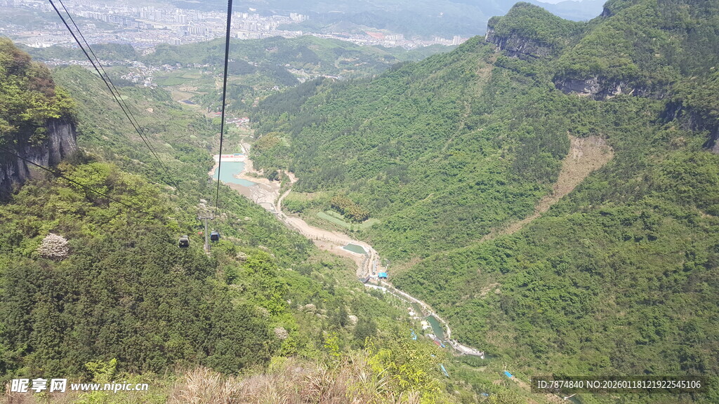 高山峡谷间的壮观桥梁