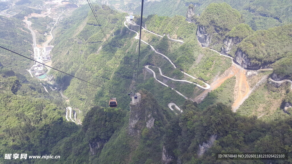 俯瞰雄伟壮观的山间栈道
