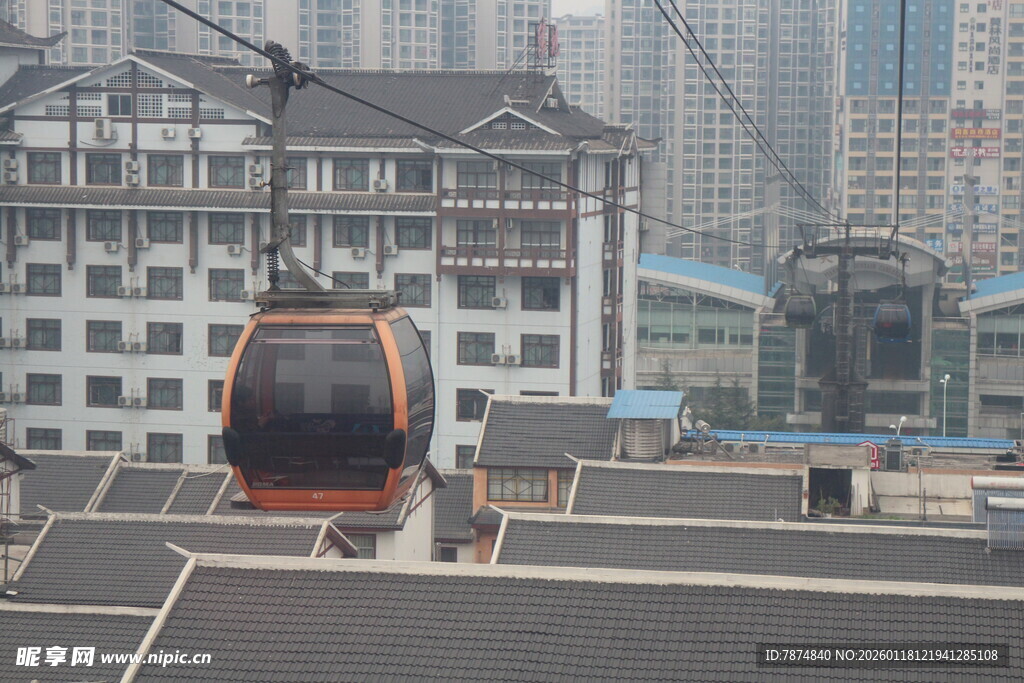 城市上空的缆车景观
