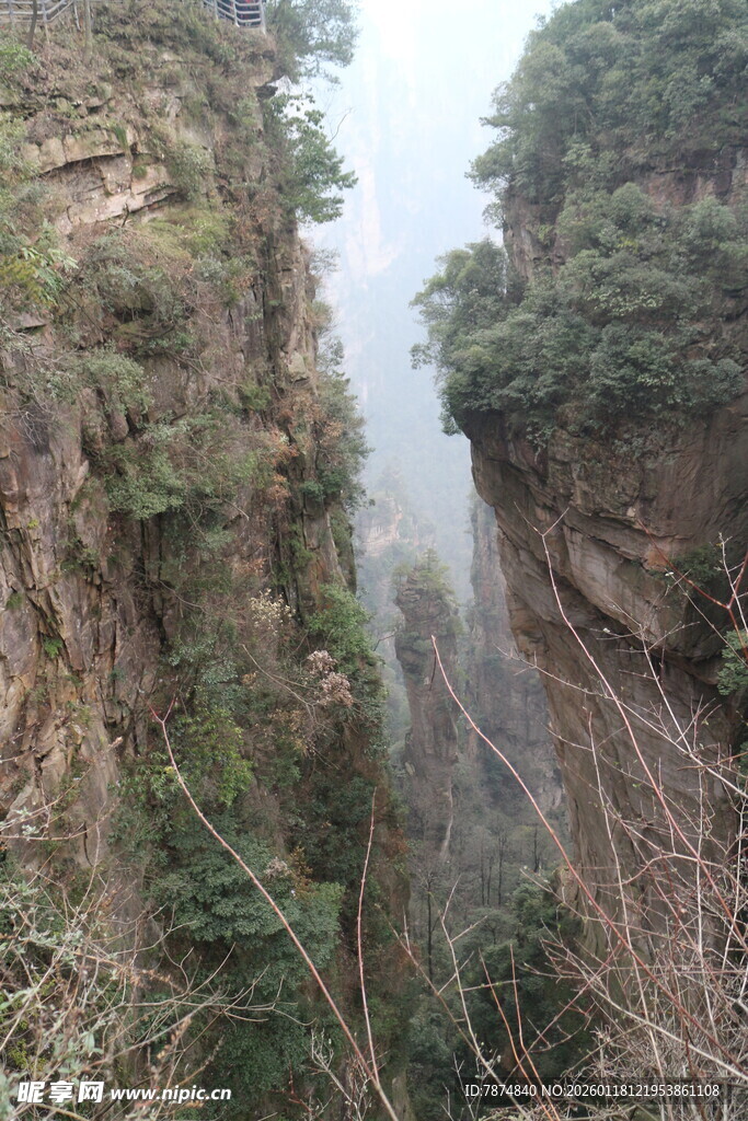 峡谷峭壁间的自然奇观