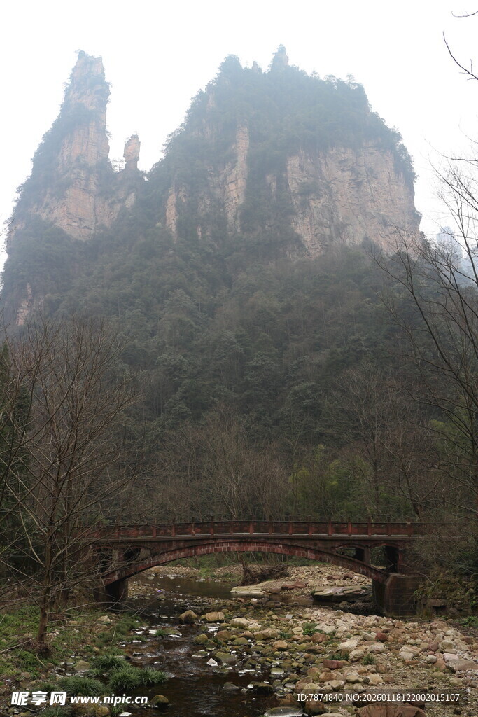 山间石桥与奇峻山峰