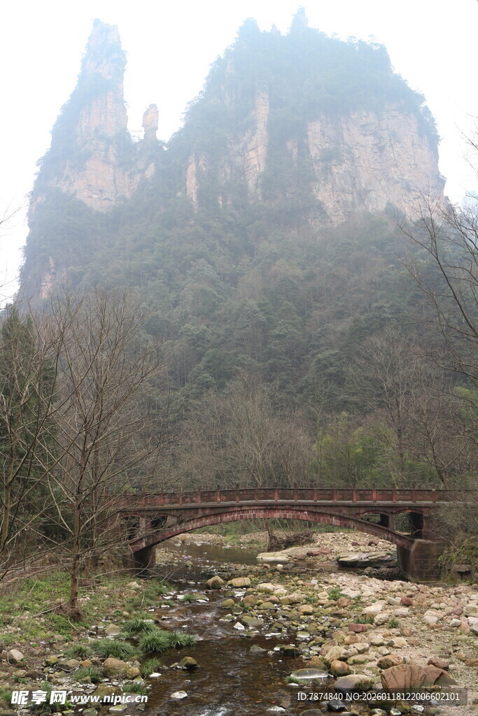 山间小桥横跨溪流美景