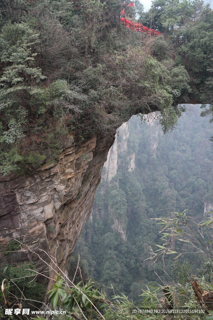 山间天然石拱景观