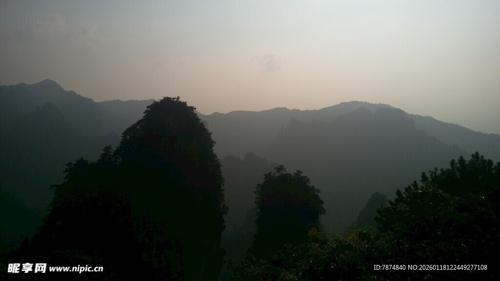 山间暮色中的独特峰景