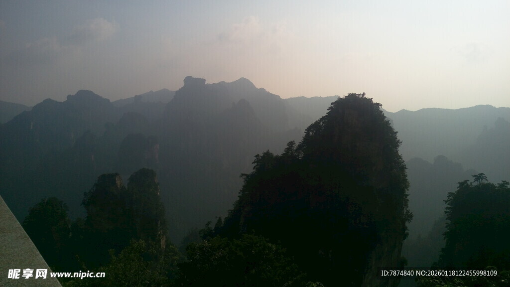 山峦叠嶂的朦胧美景
