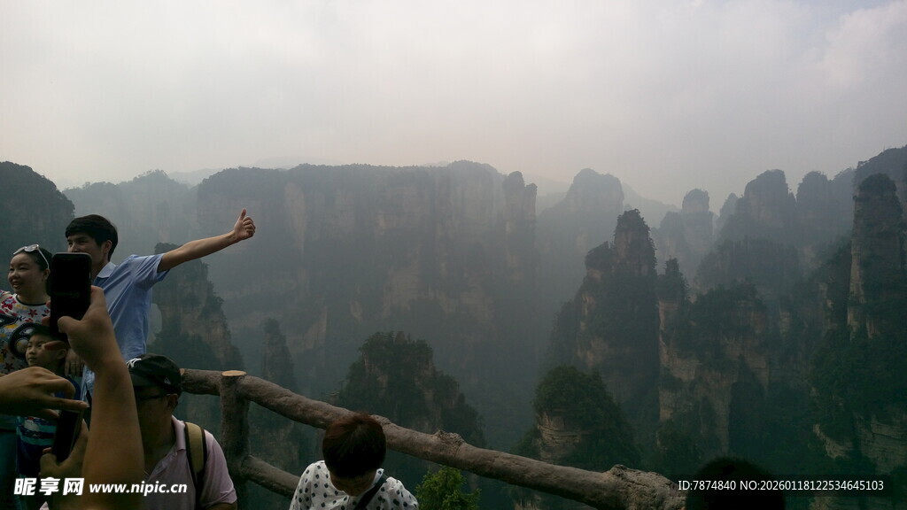 游客赏张家界奇峰美景