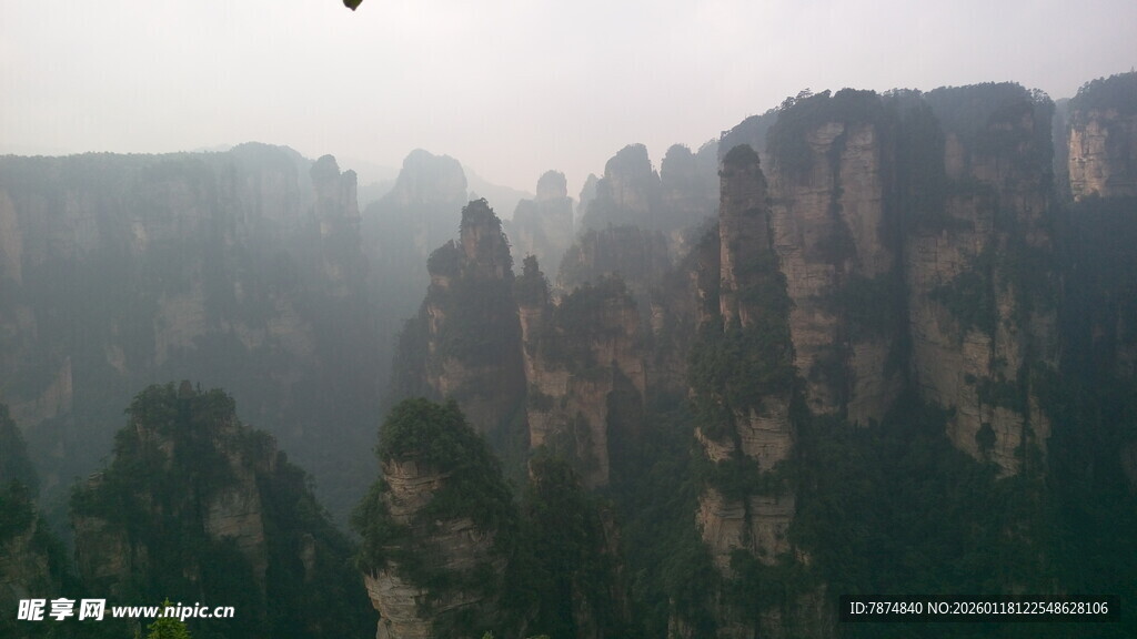 云雾缭绕的壮丽山峰