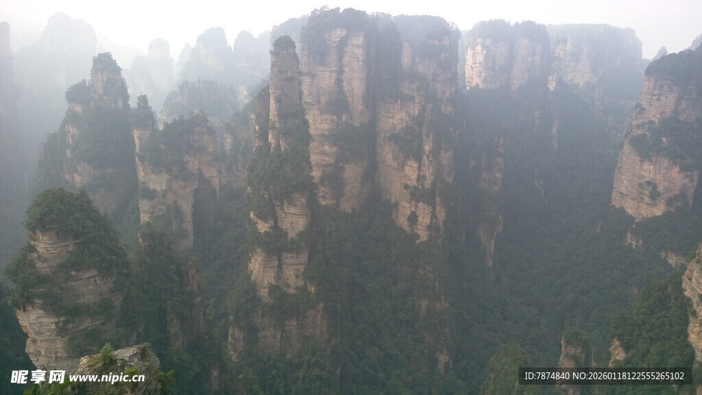 张家界奇峰云雾景观
