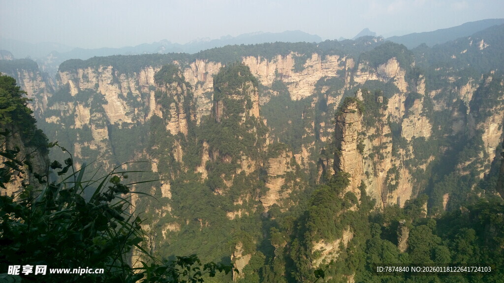 壮丽山景俯瞰图