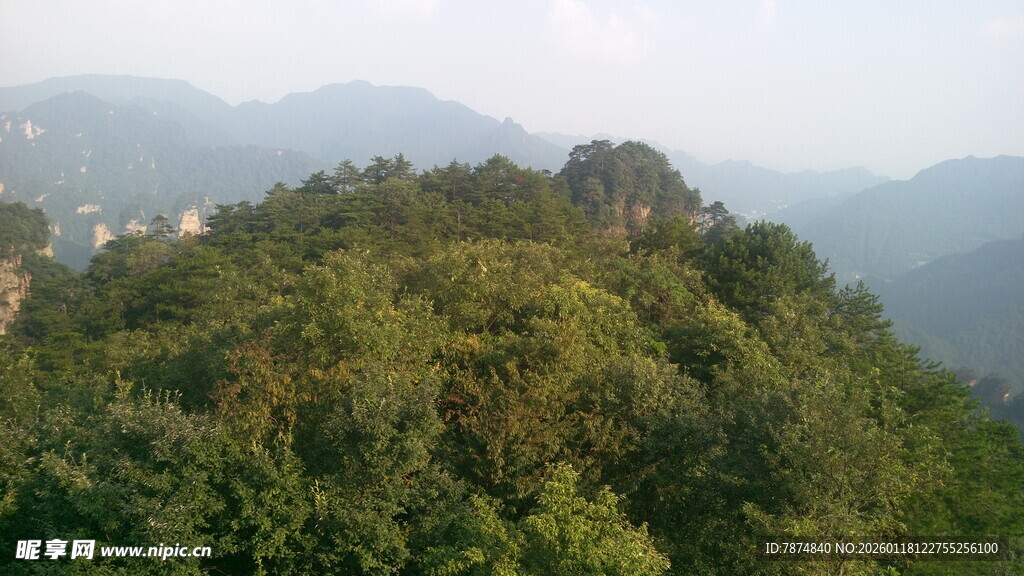 山峦葱郁的自然美景