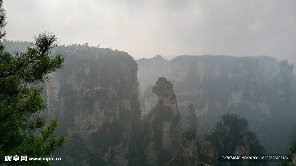 云雾缭绕的壮丽山峰景观