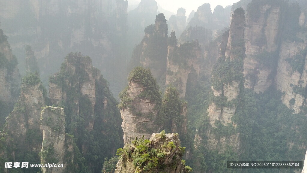 张家界奇峰景色壮丽
