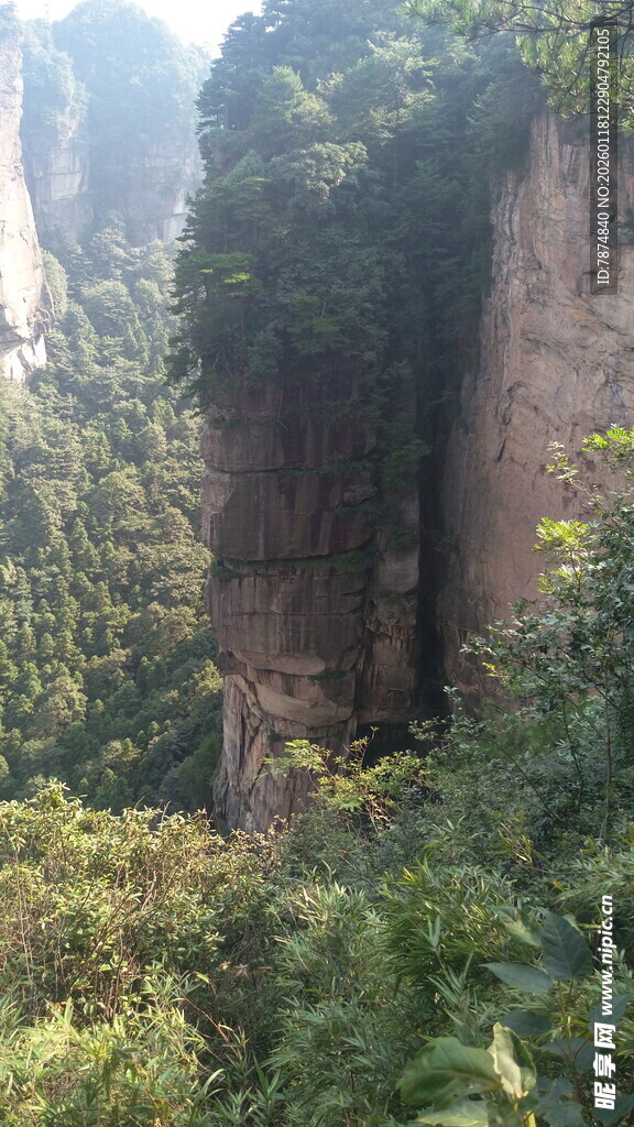山林间的陡峭岩壁景观